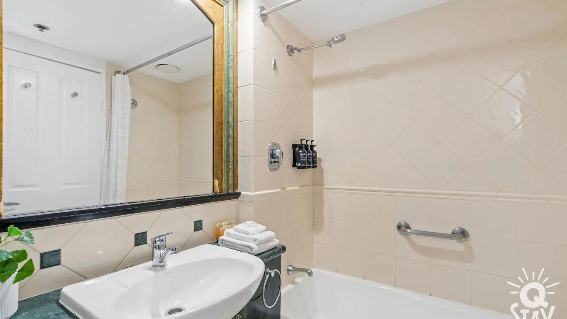 Legends Apartments - Qstay Gold Coast