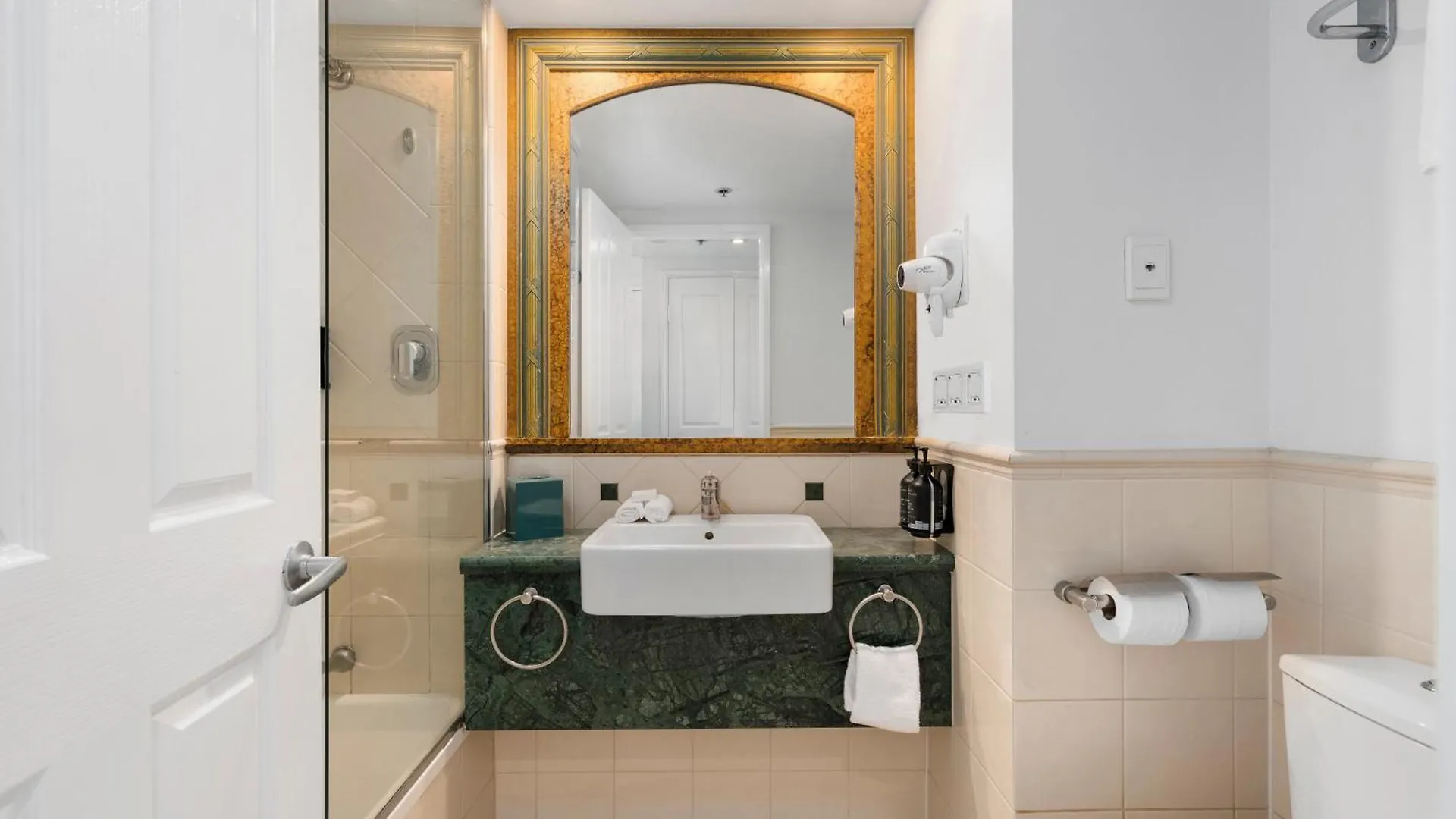 Legends Apartments - Qstay Gold Coast 0*,  Australia