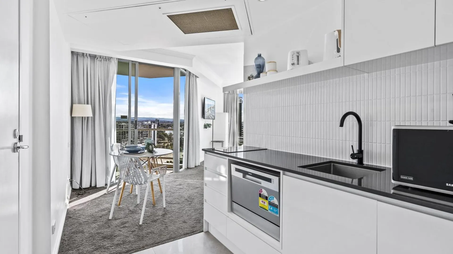 Legends Apartments - Qstay Gold Coast