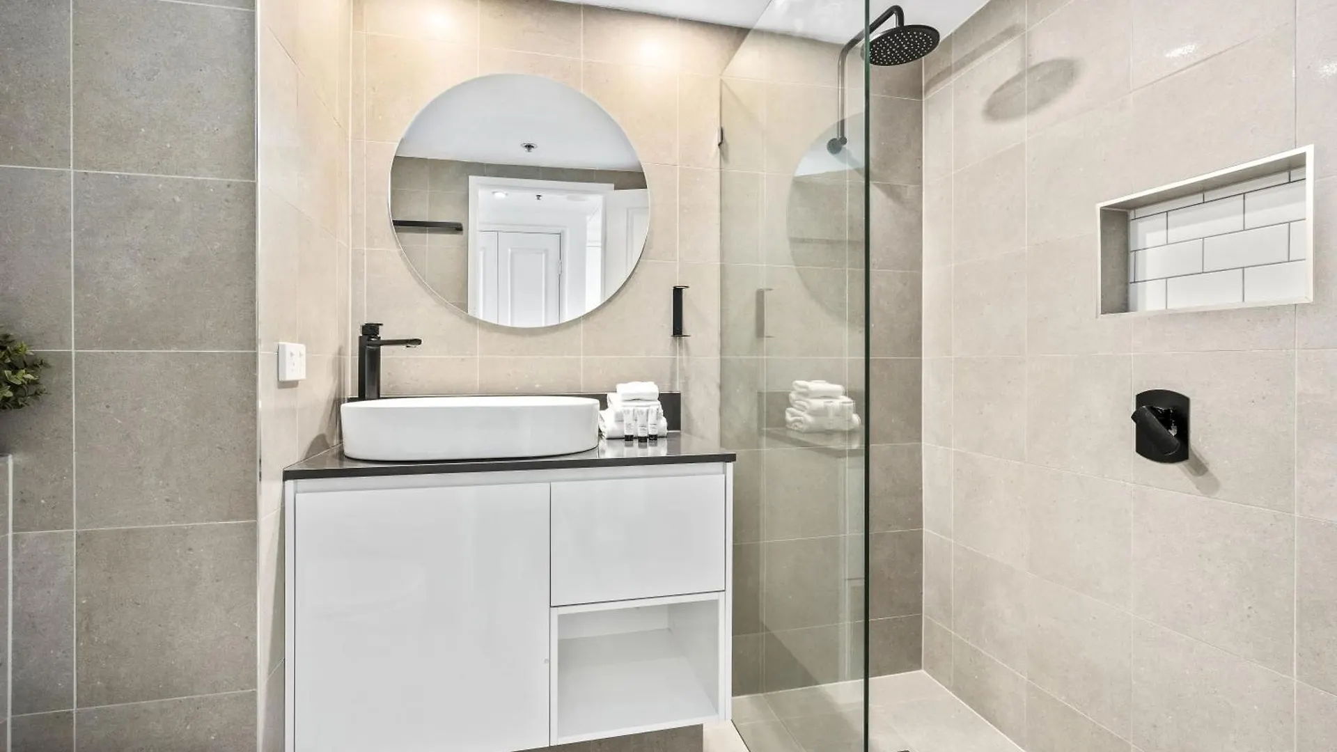 Legends Apartments - Qstay Gold Coast 0*,  Australia