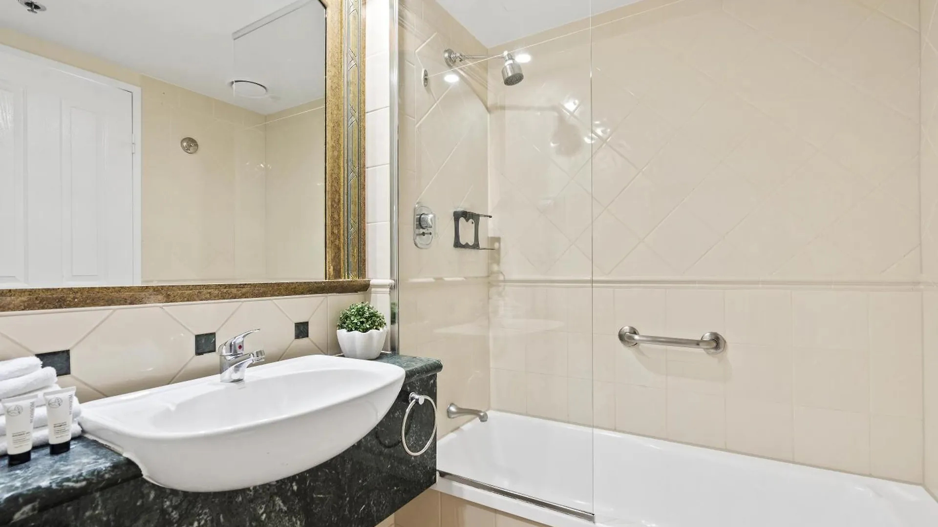 Legends Apartments - Qstay Gold Coast Australia